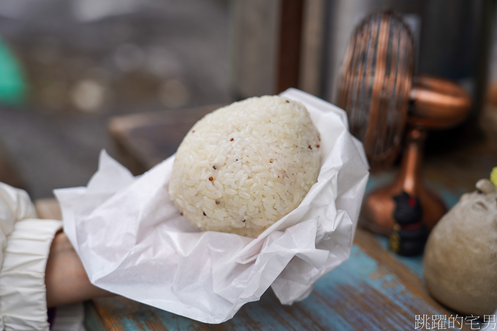 [花蓮早餐]飯糰店Rice Ball Store金寶號飯糰店-這家早餐必點溏心蛋飯糰，吃起來真爽，復古包裝很是吸睛  花蓮飯糰店