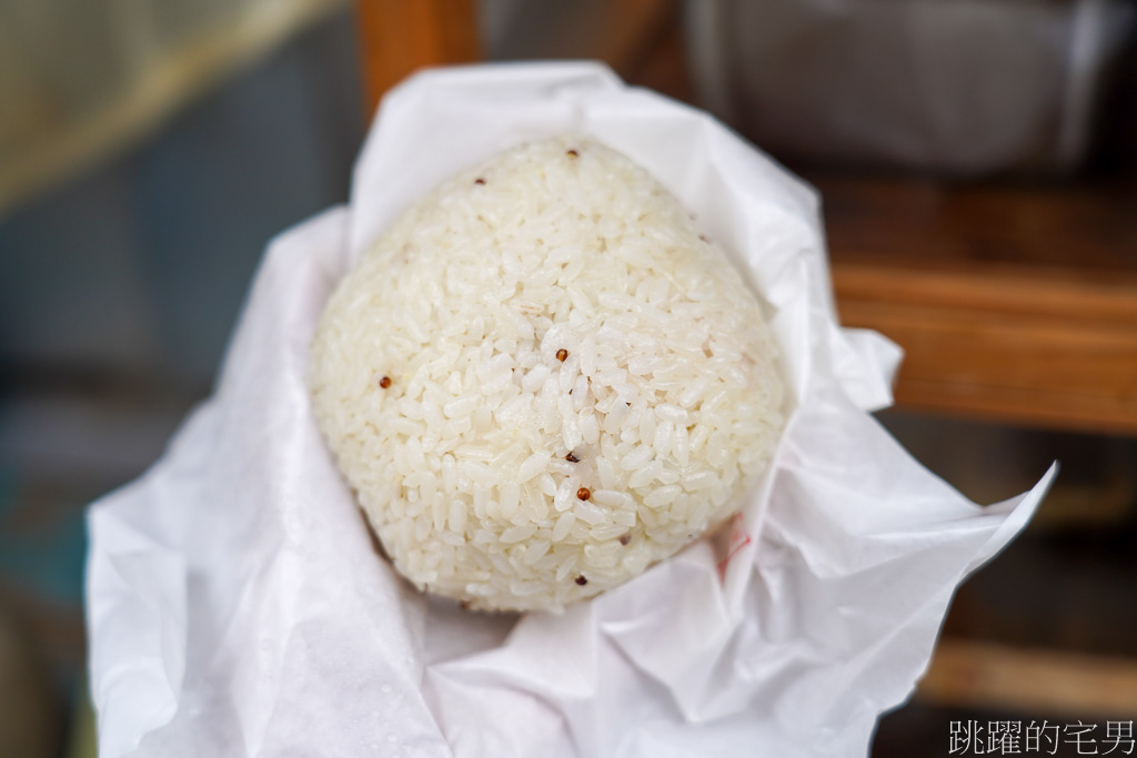 [花蓮早餐]飯糰店Rice Ball Store金寶號飯糰店-這家早餐必點溏心蛋飯糰，吃起來真爽，復古包裝很是吸睛  花蓮飯糰店