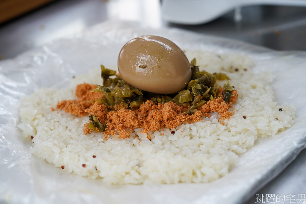 [花蓮早餐]飯糰店Rice Ball Store金寶號飯糰店-這家早餐必點溏心蛋飯糰，吃起來真爽，復古包裝很是吸睛  花蓮飯糰店