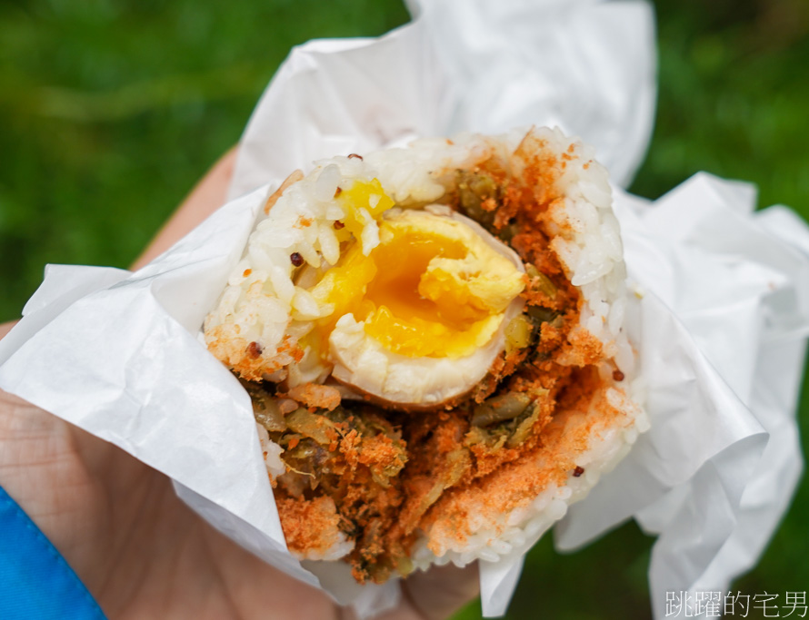 [花蓮早餐]飯糰店Rice Ball Store金寶號飯糰店-這家早餐必點溏心蛋飯糰，吃起來真爽，復古包裝很是吸睛  花蓮飯糰店