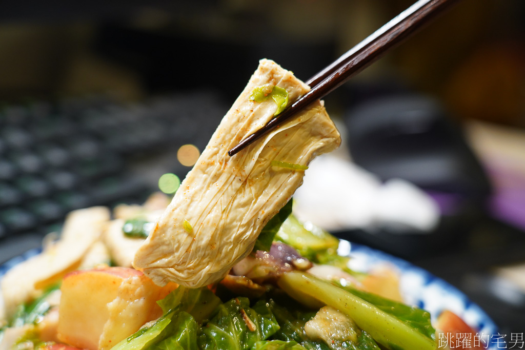 [花蓮吉安美食]台北鹹水雞-這間吃飯時間還是宵夜時間人都很多，蘋果變成鹹水雞超好吃! 這間吃飯時間還是宵夜時間人都很多，蔬菜種類多，要重口味不會讓你失望，花蓮宵夜