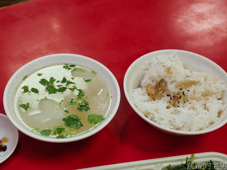 [花蓮美食]阿城鵝肉-滷鵝肝推薦、清燉臭豆腐、鵝肉便當有煙燻鵝肉、筍乾、白菜滷以及阿城鵝肉杏鮑菇香腸，所有精華菜色都在這，味道好又吃得飽! 阿城鵝肉必點! 花蓮鵝肉