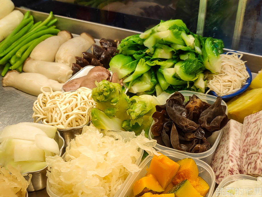 [花蓮吉安美食]台北鹹水雞-這間吃飯時間還是宵夜時間人都很多，蘋果變成鹹水雞超好吃! 這間吃飯時間還是宵夜時間人都很多，蔬菜種類多，要重口味不會讓你失望，花蓮宵夜