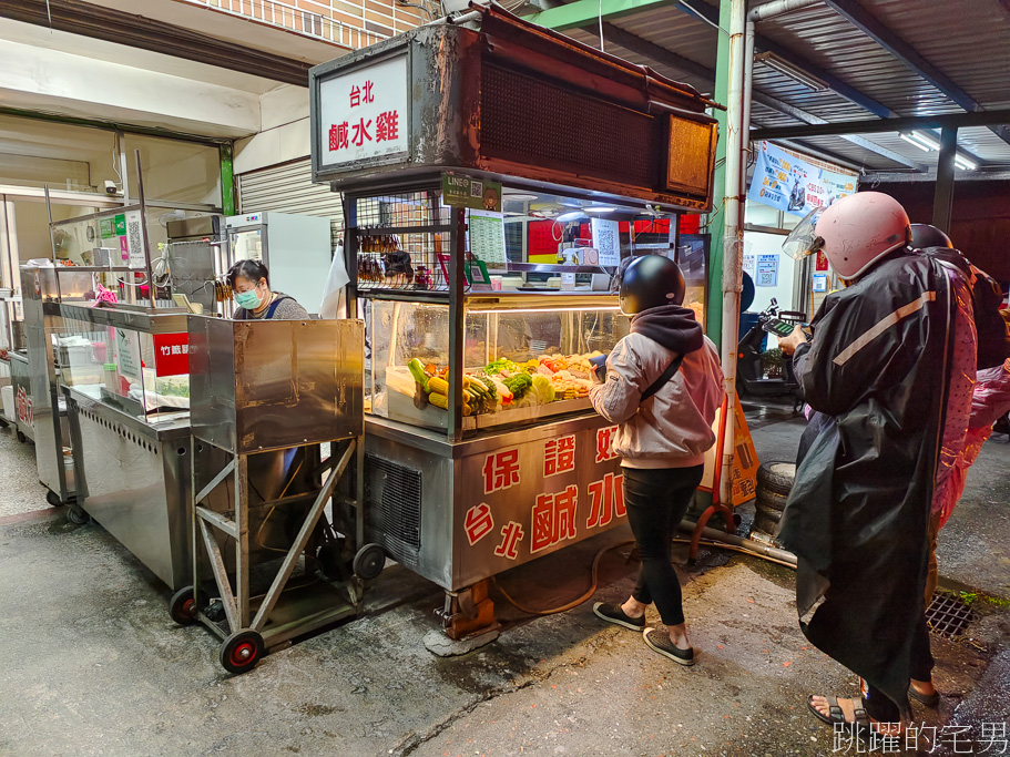 [花蓮吉安美食]台北鹹水雞-這間吃飯時間還是宵夜時間人都很多，蘋果變成鹹水雞超好吃! 這間吃飯時間還是宵夜時間人都很多，蔬菜種類多，要重口味不會讓你失望，花蓮宵夜