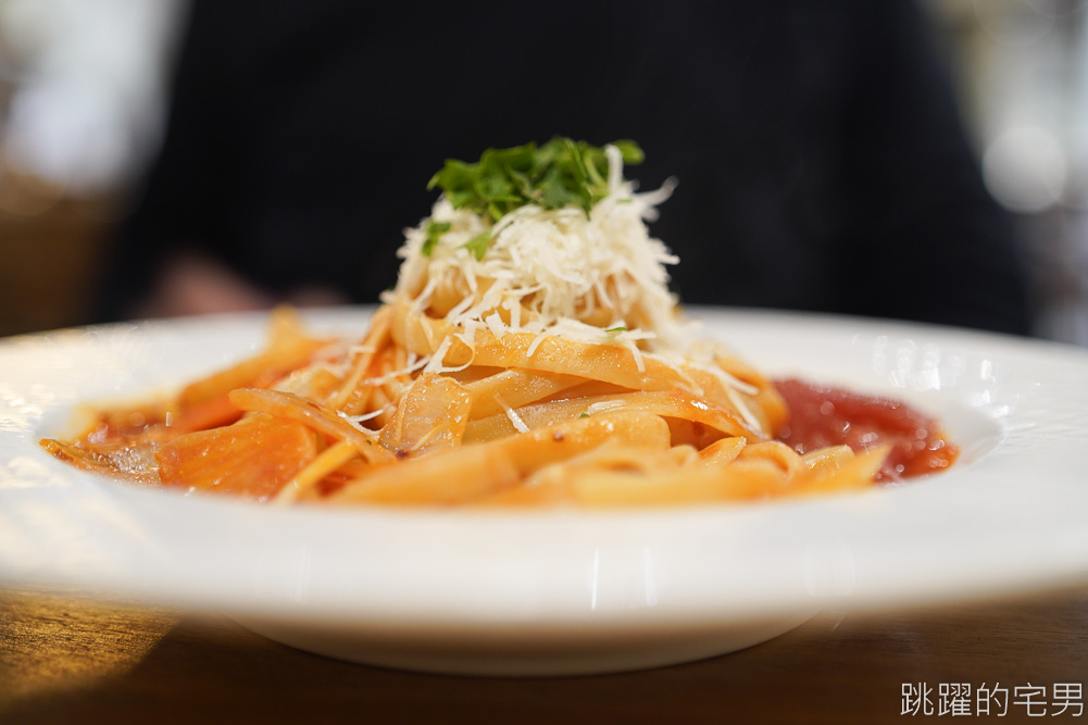 [花蓮素食推薦]Piatto+菜-高質感義式蔬食餐廳，藏在民宅2樓還要走過停車場，不說還以為擅闖民宅，好吃得不像在吃素，必點古崗左拉起司大寬麵，提供手沖咖啡，花蓮義大利麵