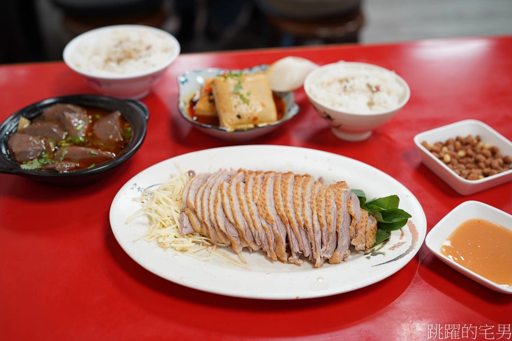 [花蓮美食]阿城鵝肉-滷鵝肝推薦、清燉臭豆腐、鵝肉便當有煙燻鵝肉、筍乾、白菜滷以及阿城鵝肉杏鮑菇香腸，所有精華菜色都在這，味道好又吃得飽! 阿城鵝肉必點! 花蓮鵝肉