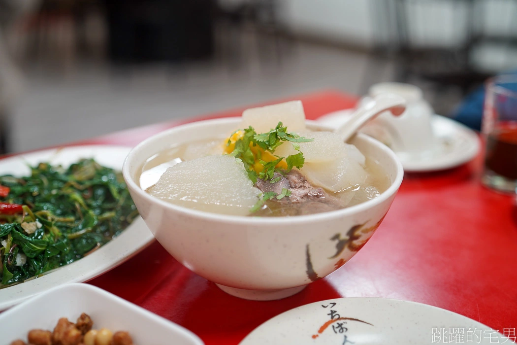 [花蓮美食]阿城鵝肉-滷鵝肝推薦、清燉臭豆腐、鵝肉便當有煙燻鵝肉、筍乾、白菜滷以及阿城鵝肉杏鮑菇香腸，所有精華菜色都在這，味道好又吃得飽! 阿城鵝肉必點! 花蓮鵝肉