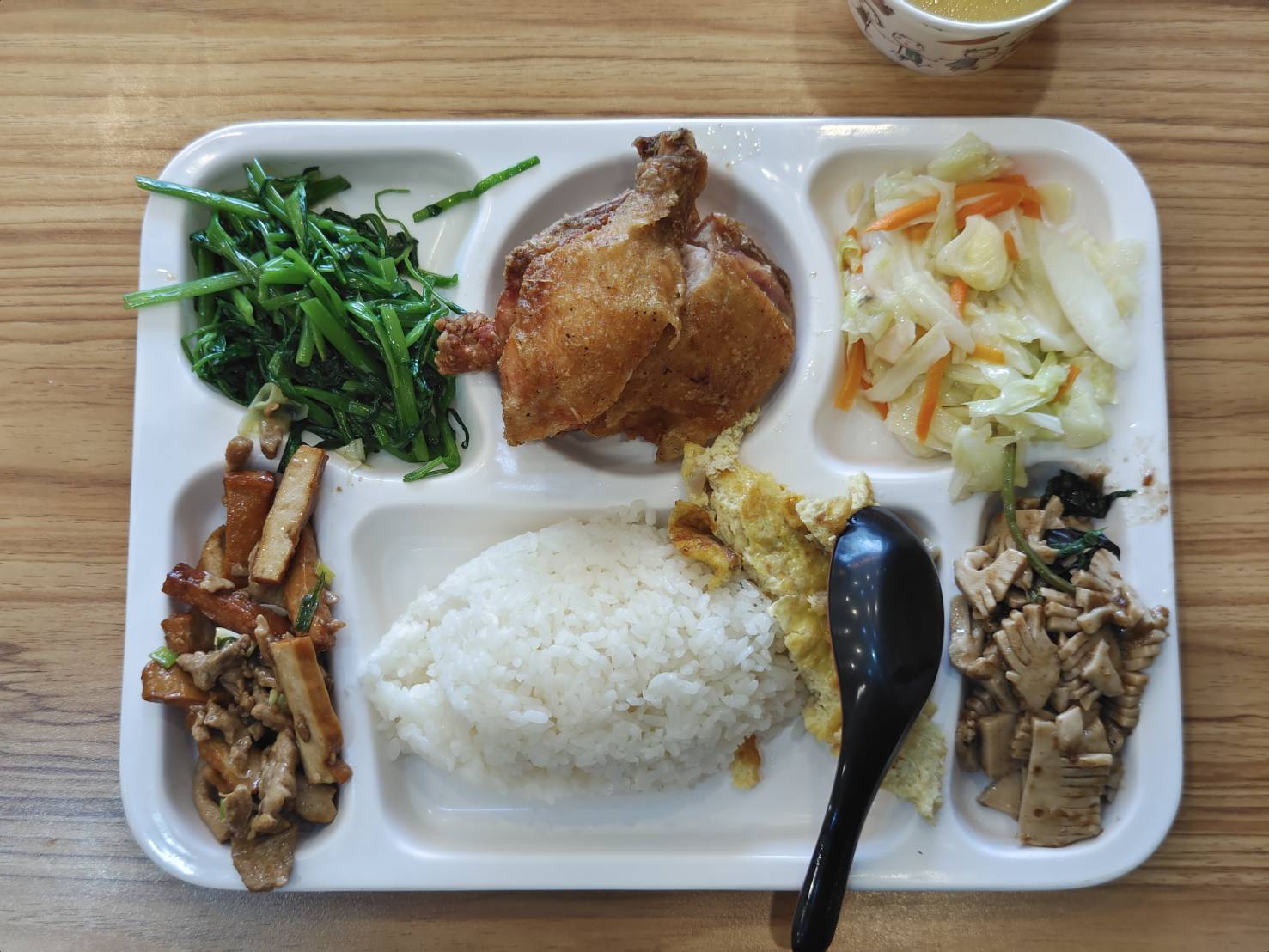 [花蓮美食]麗池飯包-富里米再加5種配菜，米飯Q彈有用心，在地人願意排隊的好吃便當!  花蓮便當推薦，花蓮下午有營業餐廳
