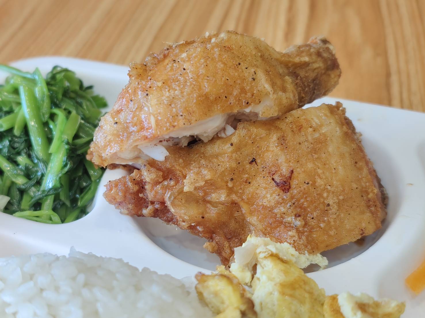 [花蓮美食]麗池飯包-富里米再加5種配菜，米飯Q彈有用心，在地人願意排隊的好吃便當!  花蓮便當推薦，花蓮下午有營業餐廳