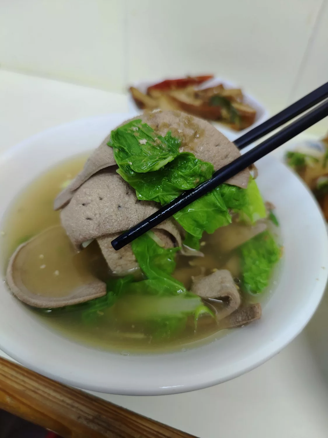 [花蓮美食]餓勢力精緻麵食-隱身市場超過25年麵店天天排隊，老闆叫麵嗓門連賣菜都輸他，簡直市場一霸，花蓮早餐