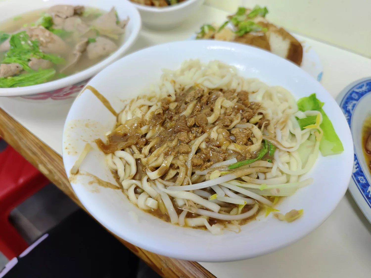 [花蓮美食]餓勢力精緻麵食-隱身市場超過25年麵店天天排隊，老闆叫麵嗓門連賣菜都輸他，簡直市場一霸，花蓮早餐