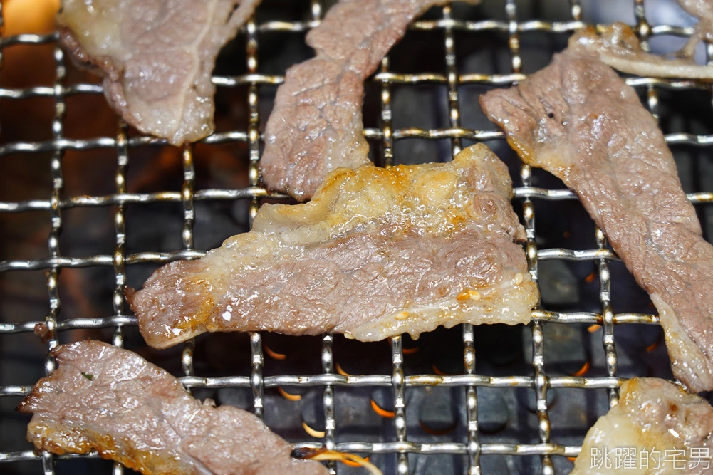 [花蓮美食]笑杯燒肉-高質感花蓮燒肉店，座位隔間有隱密性，營業到凌晨1點，厚切牛舌、伊比利豬肋條必點，超過9種風味梅酒可選，根本就是梅酒專賣店，笑杯燒肉菜單、花蓮燒肉，花蓮宵夜