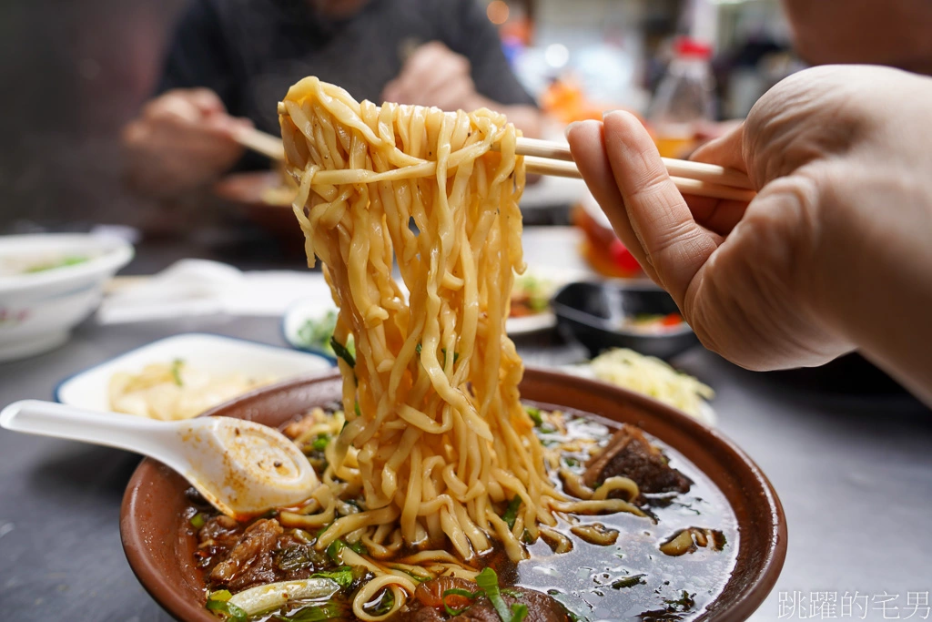 [花蓮美食]餓勢力精緻麵食-隱身市場超過25年麵店天天排隊，老闆叫麵嗓門連賣菜都輸他，簡直市場一霸，花蓮早餐