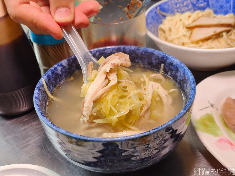 [鹽埕區美食]堀江麵-只開3個半小時的50年高雄小吃，只要跟老闆娘說這句，招牌乾麵味道完全不同!  豬舌、雞肉大推! 高雄麵店推薦