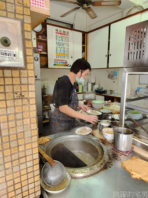 [鹽埕區美食]堀江麵-只開3個半小時的50年高雄小吃，只要跟老闆娘說這句，招牌乾麵味道完全不同!  豬舌、雞肉大推! 高雄麵店推薦