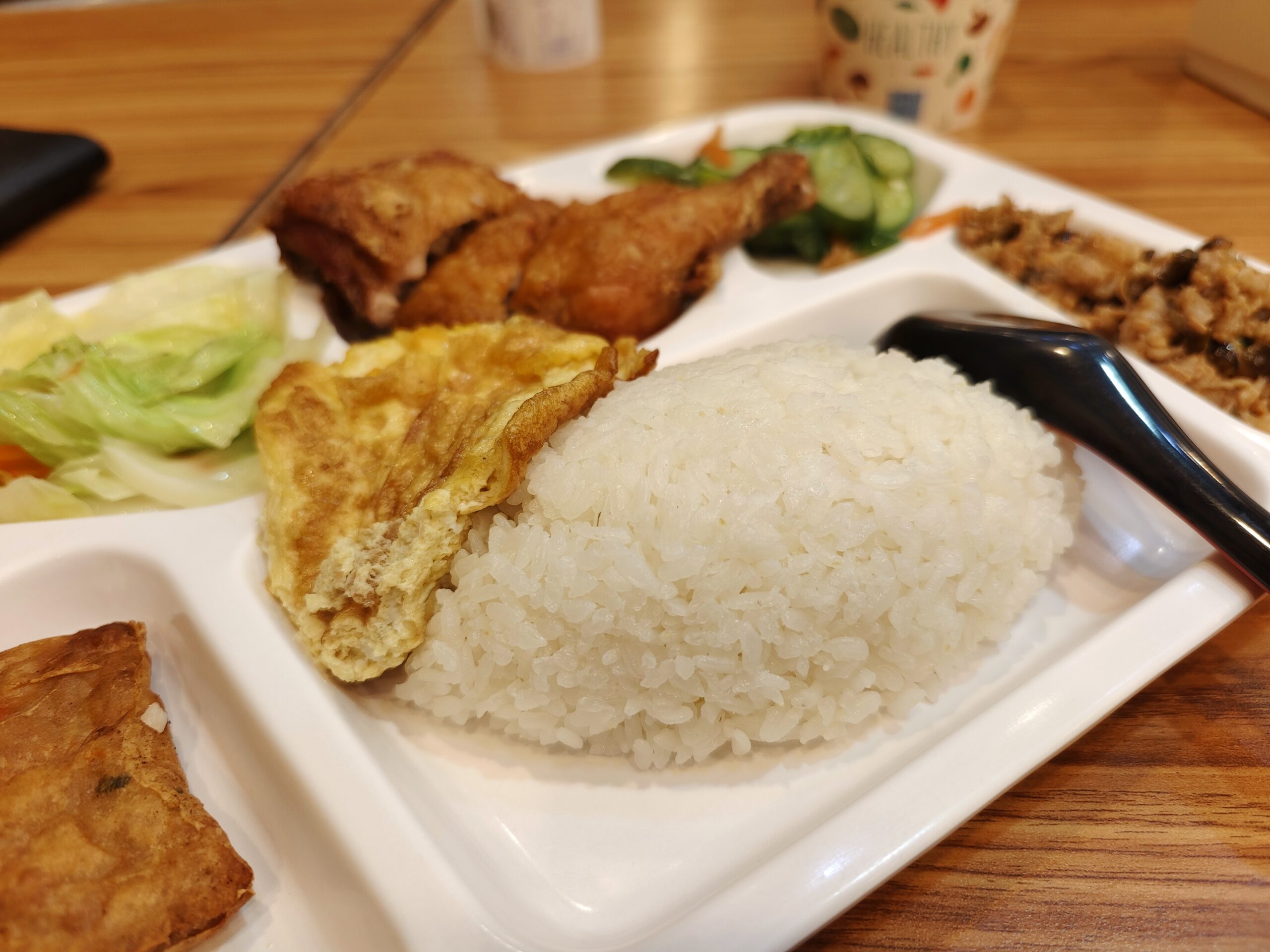 [花蓮美食]麗池飯包-富里米再加5種配菜，米飯Q彈有用心，在地人願意排隊的好吃便當!  花蓮便當推薦，花蓮下午有營業餐廳