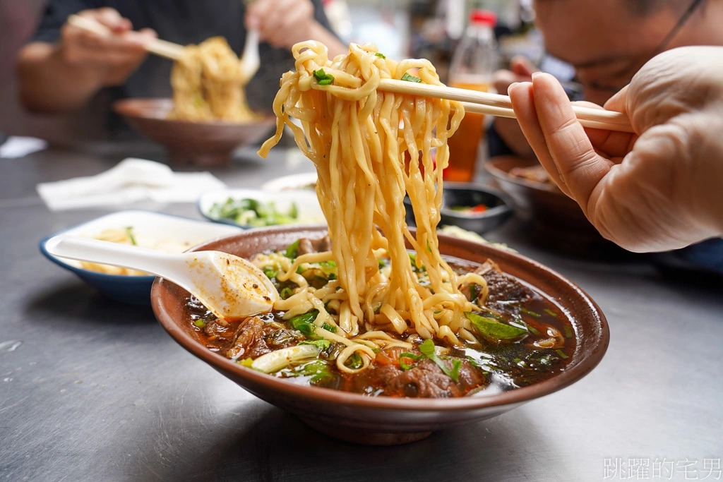 [花蓮美食]餓勢力精緻麵食-隱身市場超過25年麵店天天排隊，老闆叫麵嗓門連賣菜都輸他，簡直市場一霸，花蓮早餐 @跳躍的宅男