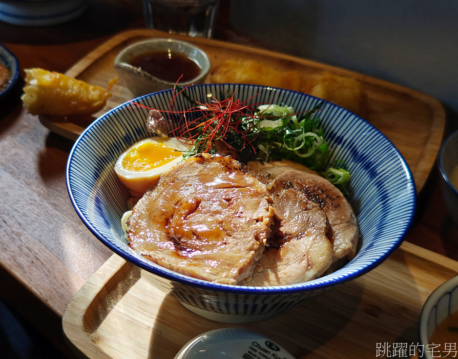 花蓮這家店用溫體豬做叉燒,好吃又夠味,湯跟麵都可以免費續,難怪每次去都排隊