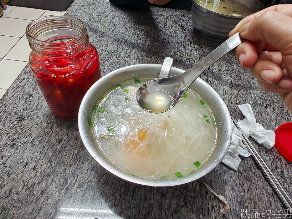 [花蓮美食]單一純賣雞湯小卷米粉-佛心老闆還免費加湯加米粉，人多到還以為排隊買紅珊瑚，好吃小卷米粉推薦，花蓮小吃推薦
