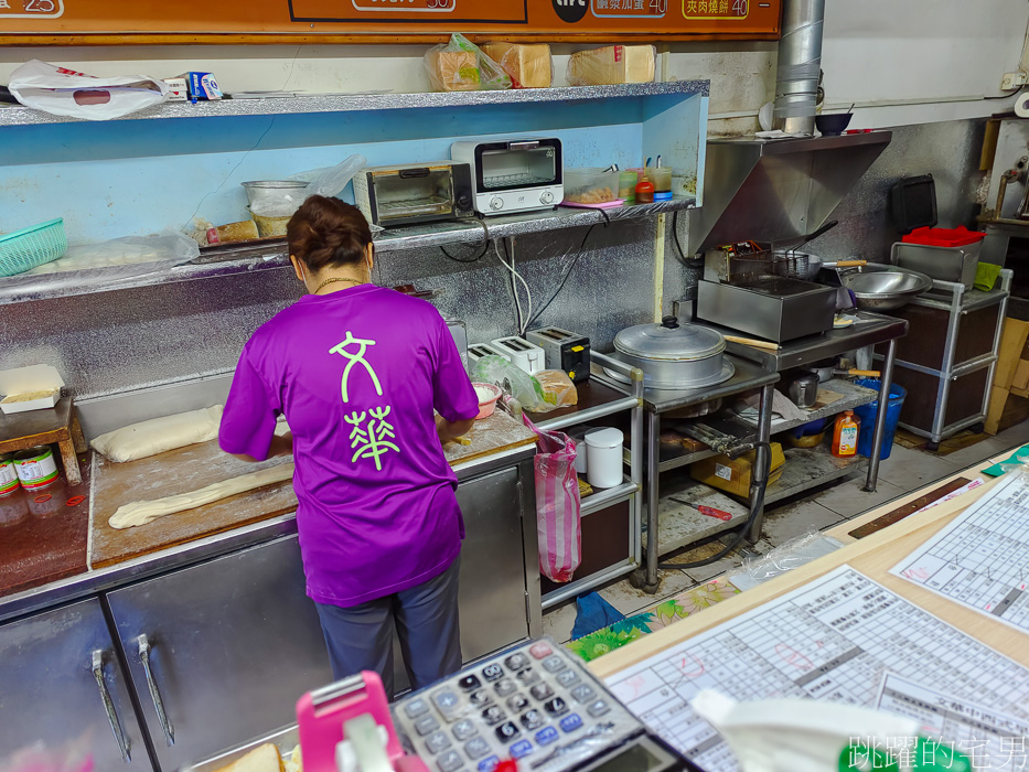 [花蓮早餐]文華早餐專賣店-韭菜盒加半熟蛋真的有夠爽，手工酥皮蛋餅，甜燒餅，韭菜盒、花蓮蛋餅推薦