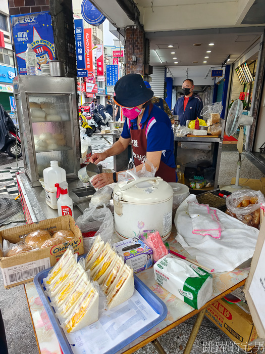 [花蓮早餐]自由街無名早餐店-30年花蓮老店，老闆親切記性好，必點蛋餅加蒜醬