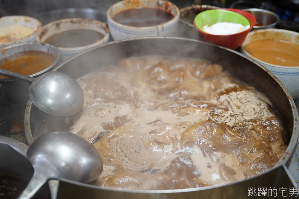 [中正區美食]城中老牌牛肉拉麵大王-點麻辣炸醬麵還附牛肉湯，台北炸醬麵，台北火車站附近美食