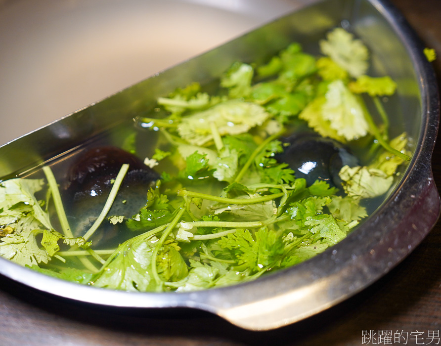 [花蓮火鍋]上乘三家涮涮鍋花蓮旗艦店-香菜控看過來!  夏天就是要吃香菜皮蛋鍋~整鍋滿滿香菜，毫不違和真好吃!上乘三家涮涮鍋菜單