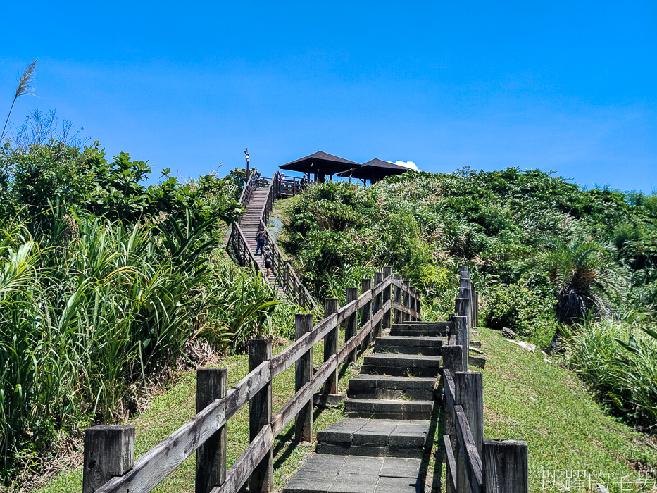 [花蓮豐濱景點]大石鼻山步道-延綿棧道海天一色絕美海景，最美豐濱IG景點，只要花不到15分鐘就可以上來，根本是C/P值破表的花蓮看海景點!