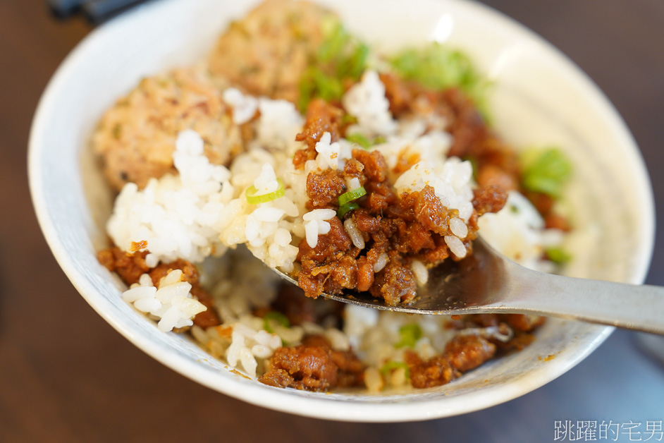 [台中美食]甘醇醬香一吃就愛到「嵐肉燥專賣店」台中肉燥飯推薦，肉丸子更是必吃，還有限量梅花肉飯，台中第二市場美食