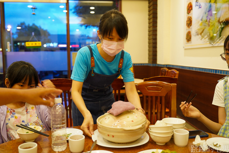 花蓮雞湯推薦「陶金砂鍋雞湯」熬煮12小時，滋味濃郁甘醇，雙人即可享用，花蓮美食