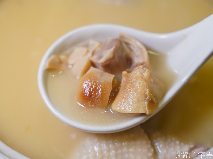 花蓮雞湯推薦「陶金砂鍋雞湯」熬煮12小時，滋味濃郁甘醇，雙人即可享用，花蓮美食