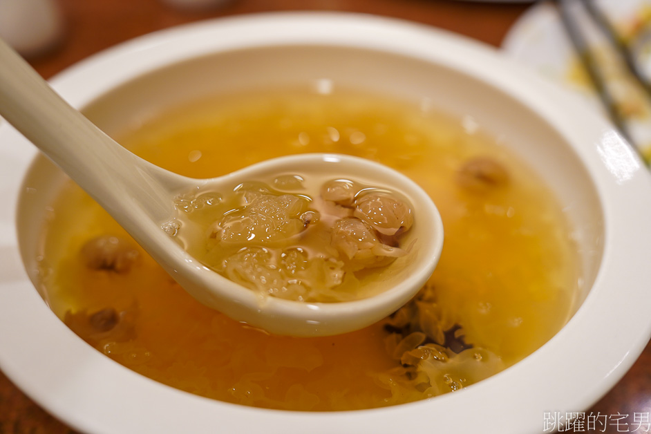 花蓮雞湯推薦「陶金砂鍋雞湯」熬煮12小時，滋味濃郁甘醇，雙人即可享用，花蓮美食