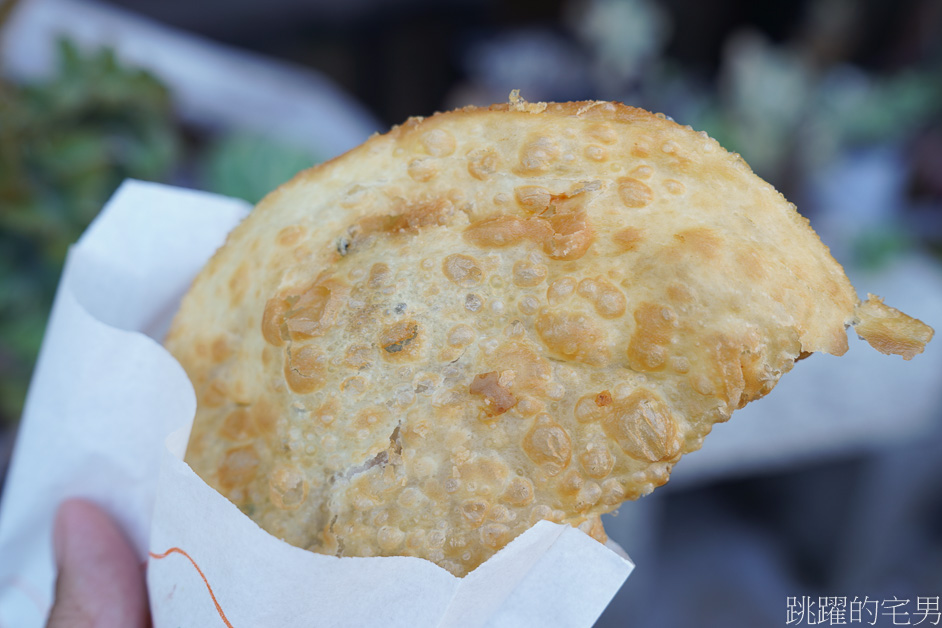 [花蓮美食]站前炸彈蔥油餅-餅皮酥脆不油膩，加辣菜脯口感更好，花蓮炸彈蔥油餅 黃車附近