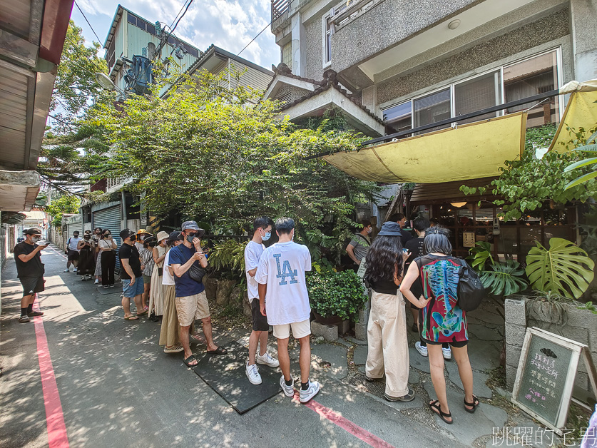 排隊也要吃花蓮甜點「找到了可頌小売所」推出「紅土鹹蛋黃酥」細膩口感，好吃得沒話說! 「奶油界的LV」好吃可頌，花蓮可頌推薦