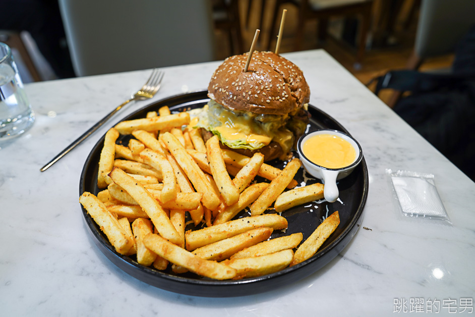 台北漢堡推薦「BT BURGER」用原肉牛排跟日本和牛油花做漢堡，美味一咬就知道，忠孝復興美食推薦，大安區美食