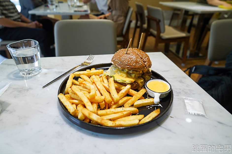 台北漢堡推薦「BT BURGER」用原肉牛排跟日本和牛油花做漢堡，美味一咬就知道，忠孝復興美食推薦，大安區美食