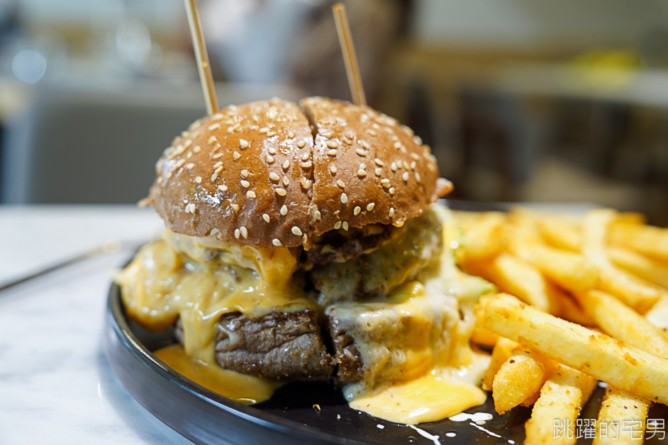 台北漢堡推薦「BT BURGER」用原肉牛排跟日本和牛油花做漢堡，美味一咬就知道，忠孝復興美食推薦，大安區美食