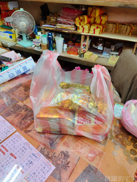 富懋香紙舖「花蓮金紙這裡買」老闆娘超級親切，手工供品做得很仔細，花蓮金紙店推薦