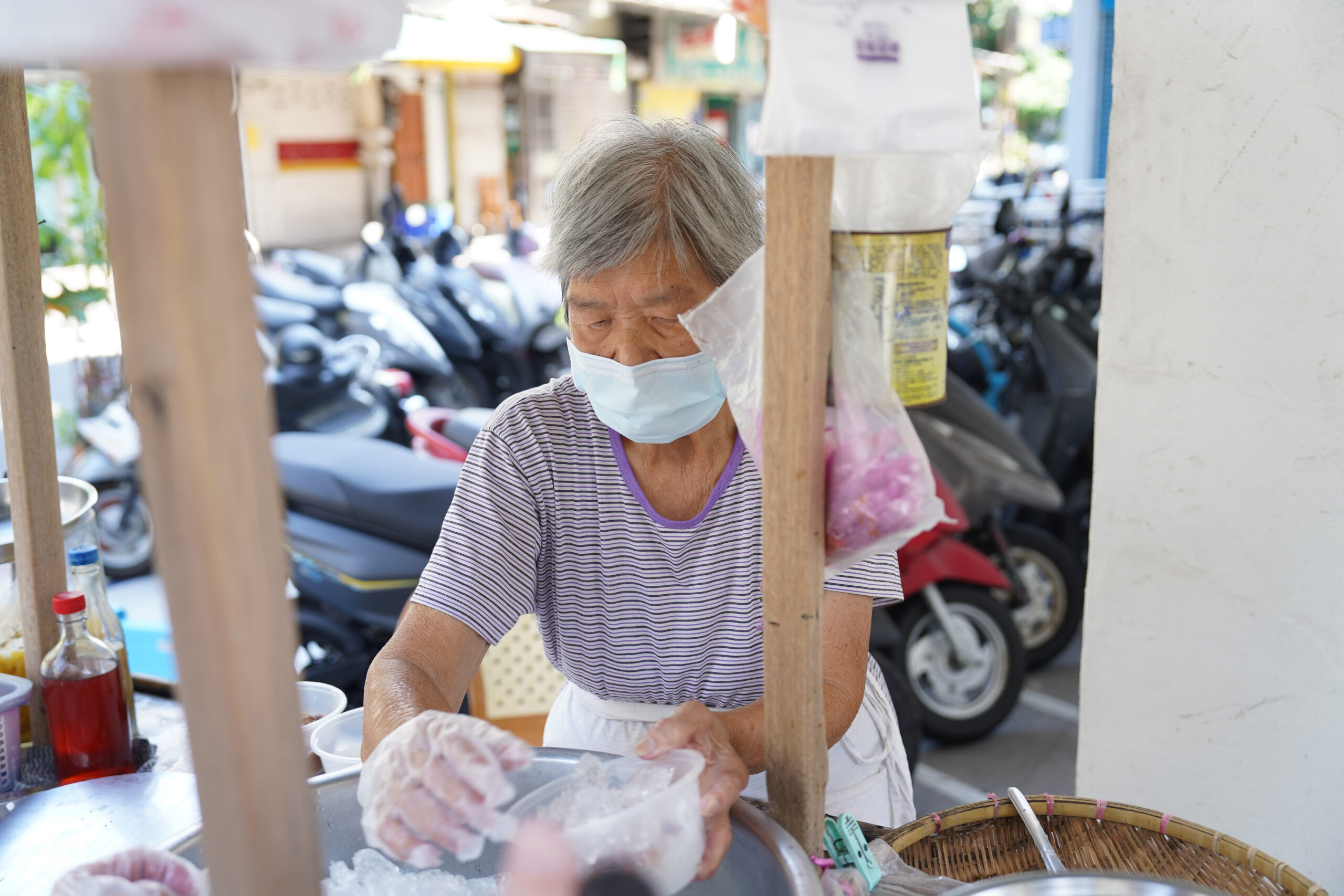 [萬華冰店] 現在居然還有手工刀削冰 ?!  簡直就是歷史畫面，60年手工刀削冰(手工粉條冰)，古早味香蕉油冰超消暑，台北粉條冰推薦! 台北老店推薦