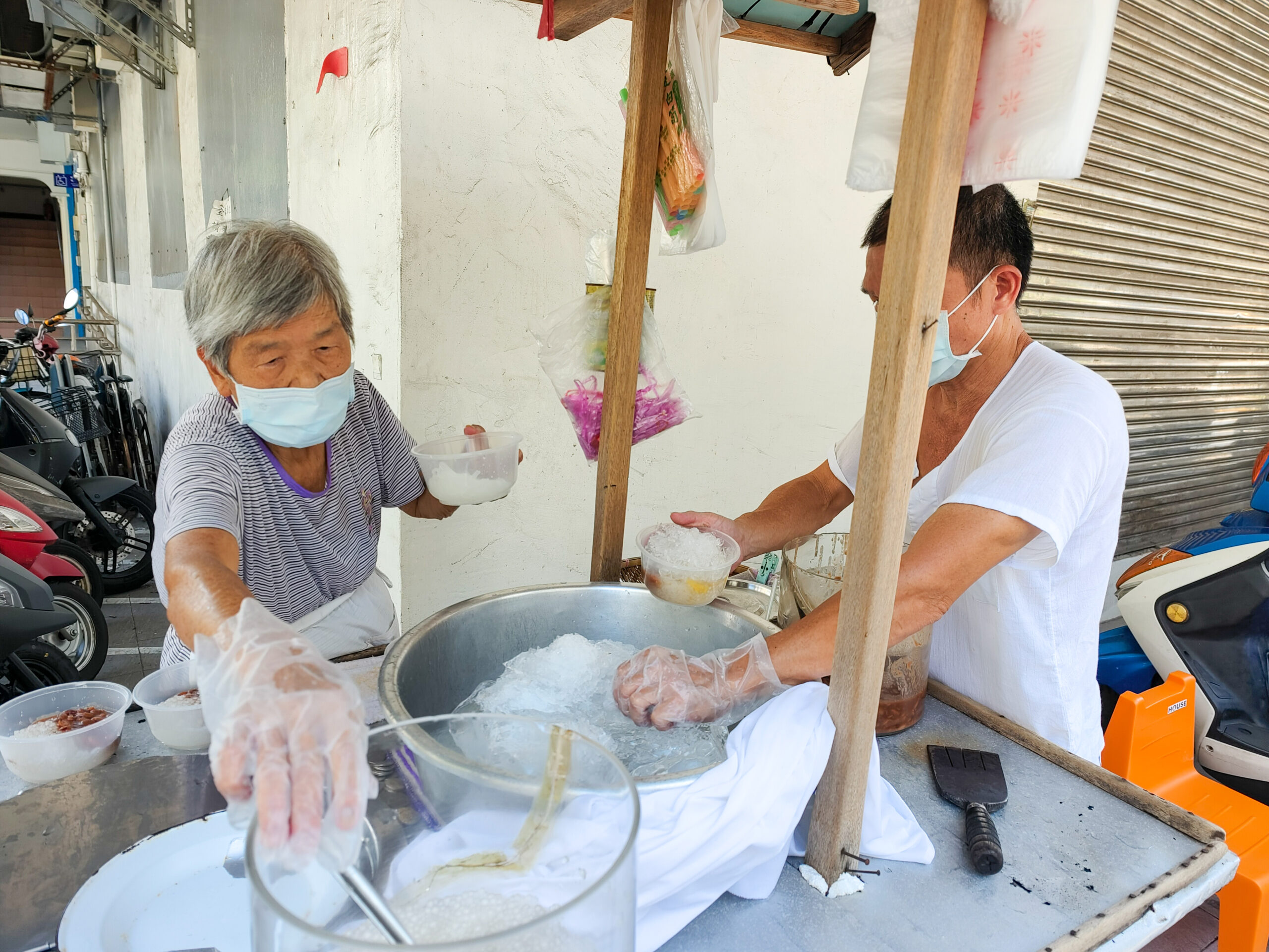 [萬華冰店] 現在居然還有手工刀削冰 ?!  簡直就是歷史畫面，60年手工刀削冰(手工粉條冰)，古早味香蕉油冰超消暑，台北粉條冰推薦! 台北老店推薦