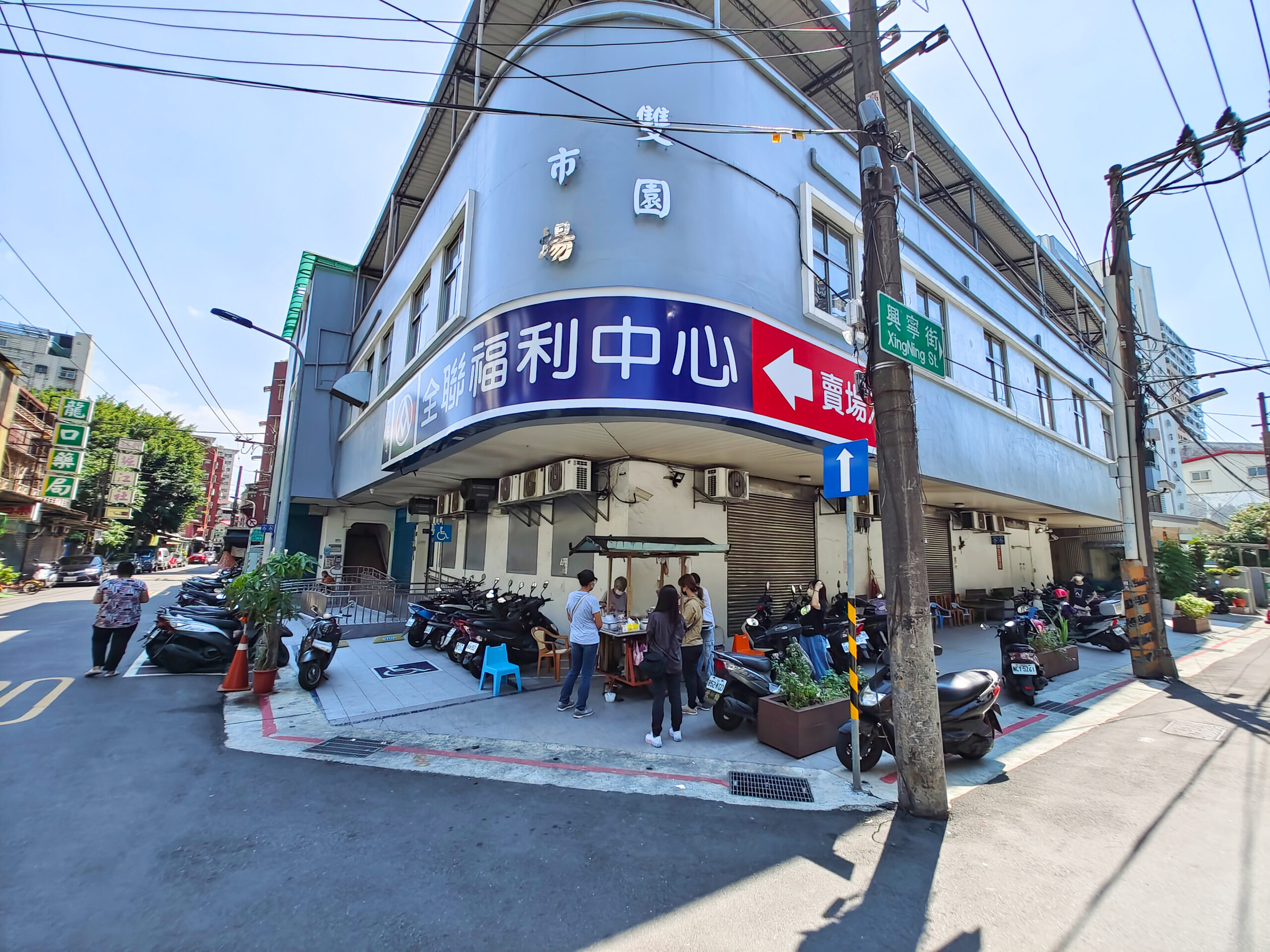 [萬華冰店] 現在居然還有手工刀削冰 ?!  簡直就是歷史畫面，60年手工刀削冰(手工粉條冰)，古早味香蕉油冰超消暑，台北粉條冰推薦! 台北老店推薦