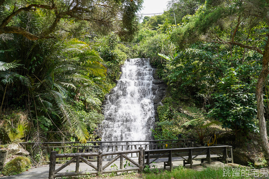 [新北三峽景觀餐廳]花岩山林景觀餐廳-有瀑布步道的民宿餐廳，三峽櫻花季來可看櫻花，烤肉場地大到嚇死人!