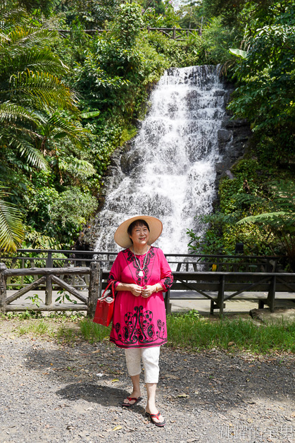 [新北三峽景觀餐廳]花岩山林景觀餐廳-有瀑布步道的民宿餐廳，三峽櫻花季來可看櫻花，烤肉場地大到嚇死人!