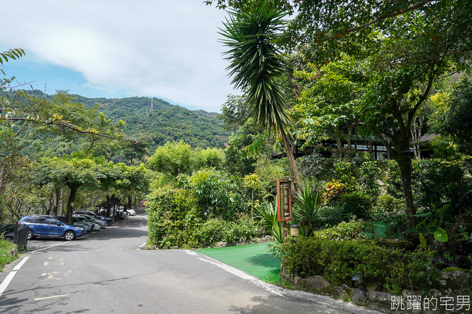 [新北三峽景觀餐廳]花岩山林景觀餐廳-有瀑布步道的民宿餐廳，三峽櫻花季來可看櫻花，烤肉場地大到嚇死人!