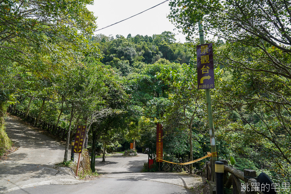 [新北三峽景觀餐廳]花岩山林景觀餐廳-有瀑布步道的民宿餐廳，三峽櫻花季來可看櫻花，烤肉場地大到嚇死人!