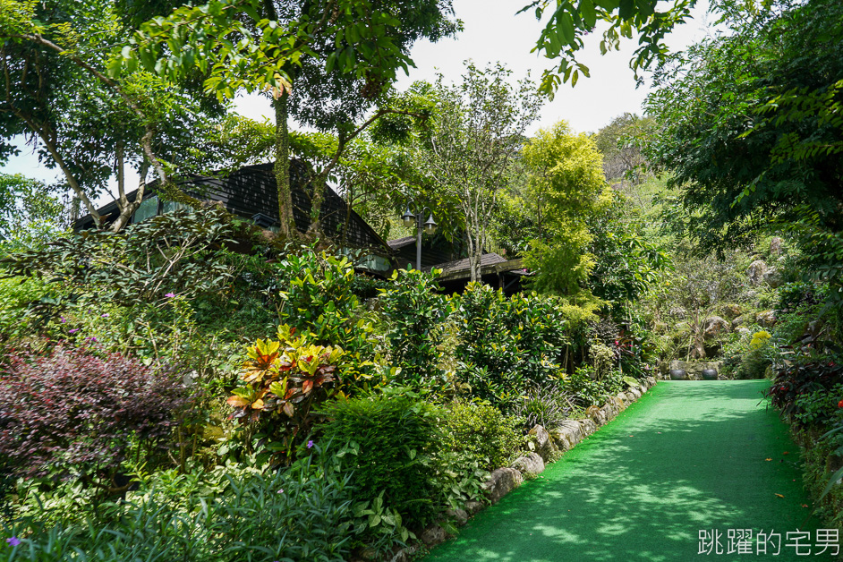 [新北三峽景觀餐廳]花岩山林景觀餐廳-有瀑布步道的民宿餐廳，三峽櫻花季來可看櫻花，烤肉場地大到嚇死人!