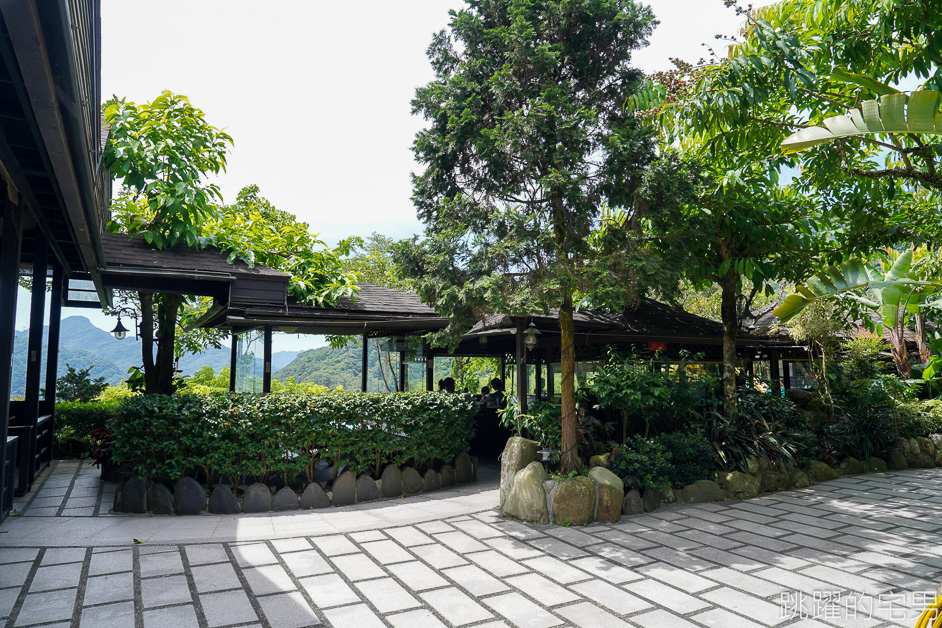 [新北三峽景觀餐廳]花岩山林景觀餐廳-有瀑布步道的民宿餐廳，三峽櫻花季來可看櫻花，烤肉場地大到嚇死人!