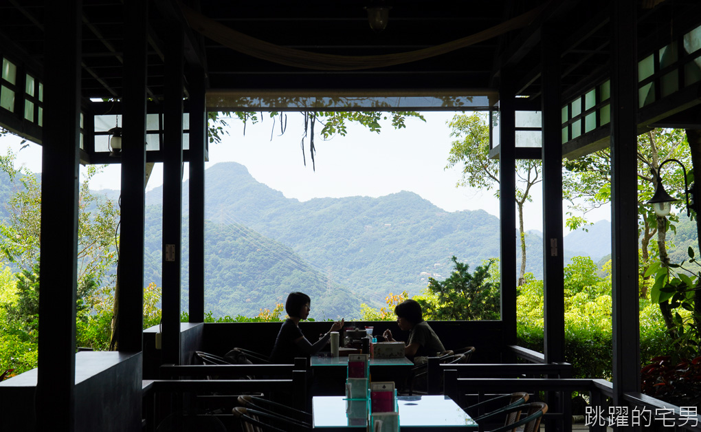 [新北三峽景觀餐廳]花岩山林景觀餐廳-有瀑布步道的民宿餐廳，三峽櫻花季來可看櫻花，烤肉場地大到嚇死人!