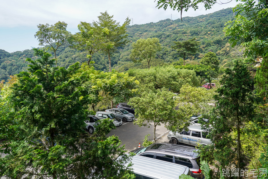 [新北三峽景觀餐廳]花岩山林景觀餐廳-有瀑布步道的民宿餐廳，三峽櫻花季來可看櫻花，烤肉場地大到嚇死人!