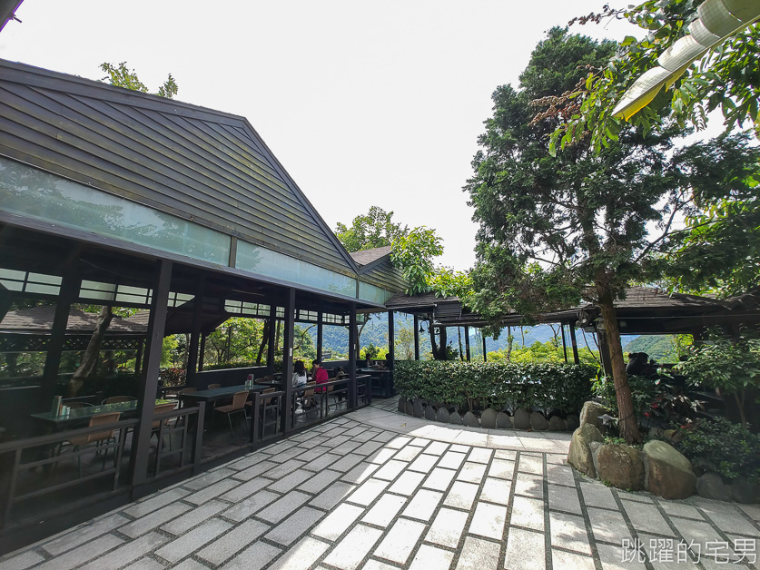 [新北三峽景觀餐廳]花岩山林景觀餐廳-有瀑布步道的民宿餐廳，三峽櫻花季來可看櫻花，烤肉場地大到嚇死人!